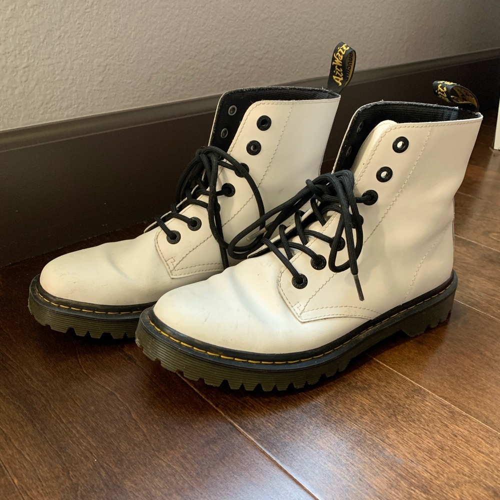 Selling women’s white doc marten’s size 9